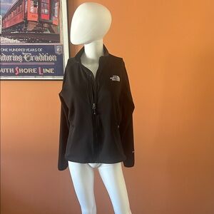 THE NORTH FACE black women’s zip front Fleece jacket